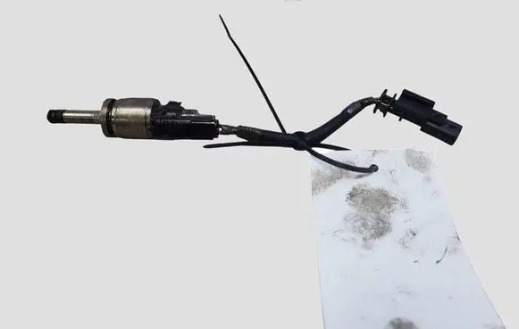 Volvo V40 Fuel injector 31303495