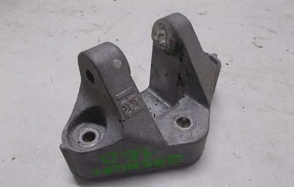 Nissan Qashqai A/C compressor mount bracket 