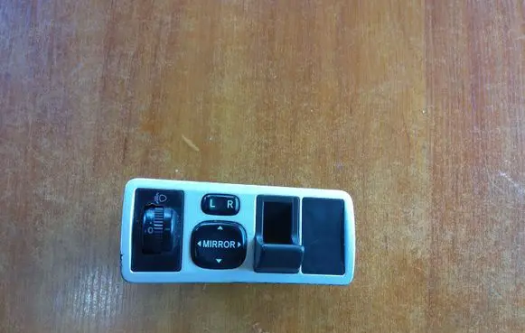 Toyota Corolla E120 E130 Wing mirror switch 183574