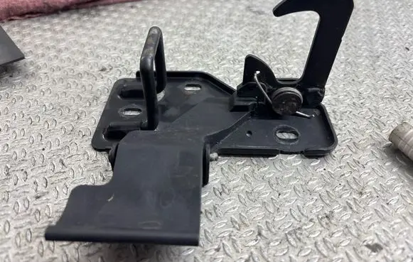 Volkswagen Touareg I Engine bonnet/hood lock/latch loop/hook 6Q0823480B