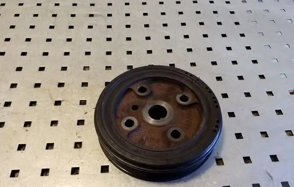 Volvo XC90 Crankshaft pulley 30731865