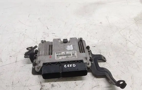 KIA Ceed Engine control unit/module 391112A952 0281019360