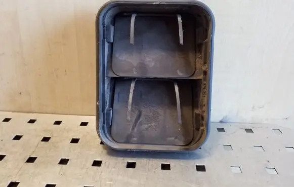 Renault Trafic II (X83) Quarter panel pressure vent 8200003575