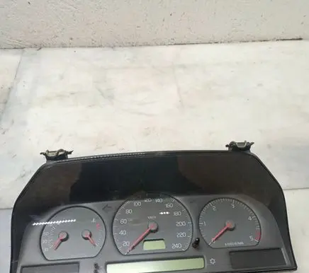 Volvo S70 V70 V70 XC Speedometer (instrument cluster) 9168386