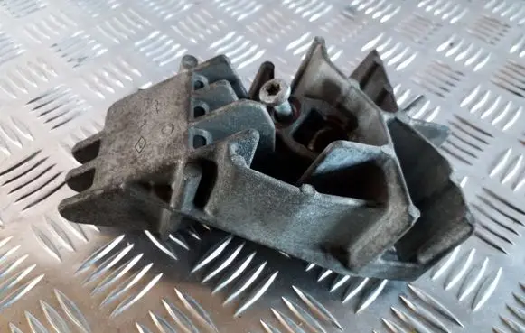 Nissan Juke I F15 Engine mounting bracket 8200771226