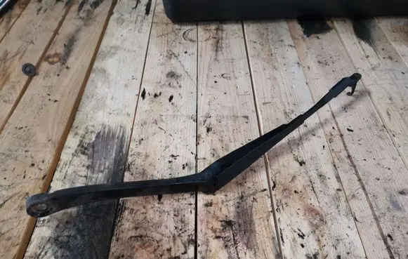 Front wiper blade arm