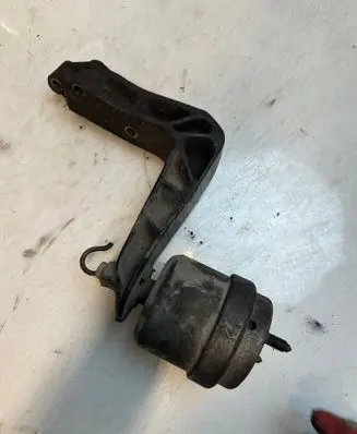 Volkswagen Transporter - Caravelle T4 Engine mounting bracket 321321