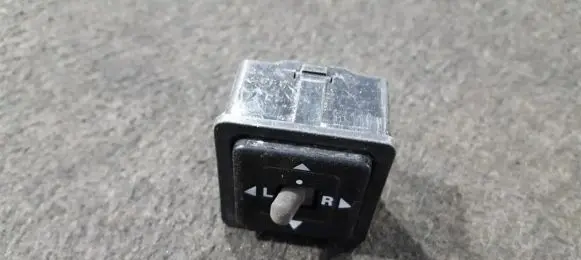 Wing mirror switch