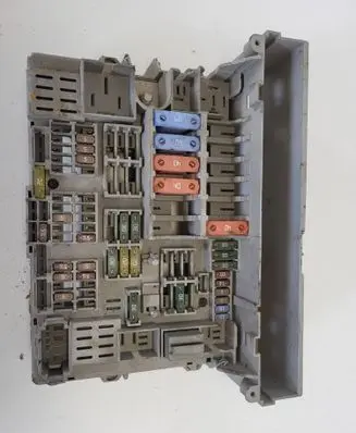 BMW 5 E60 E61 Fuse module 10688710