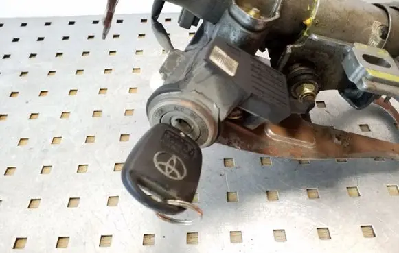 Toyota Avensis T250 Ignition lock 736661A