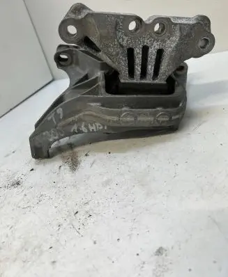 Engine mount vacuum valve