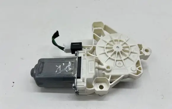 Mercedes-Benz CLA C118 X118 Front door window regulator motor A0009061507