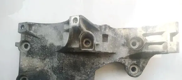 Engine mounting bracket