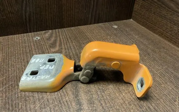 Renault Master III Loading door lower hinge 804000006R