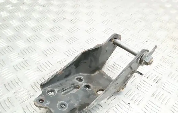 Toyota Avensis T270 Engine mounting bracket