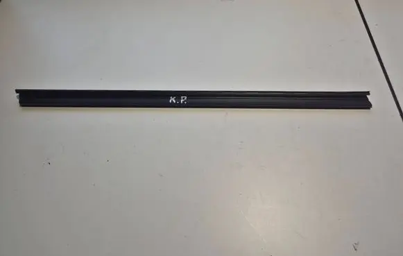 Peugeot 3008 III Rubber seal front door window/glass 9811573180