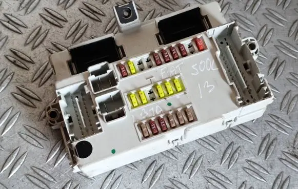 Fiat 500L Fuse module 51940209 116RAL000030 X4RK77C2N