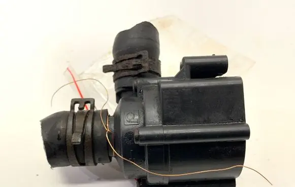 Volkswagen Golf VII Oil filter mounting bracket 5Q0965561B