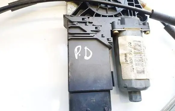 Volkswagen PASSAT B5 Front door window regulator motor 0130821694