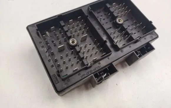 Chevrolet Captiva Fuse box set 96821082