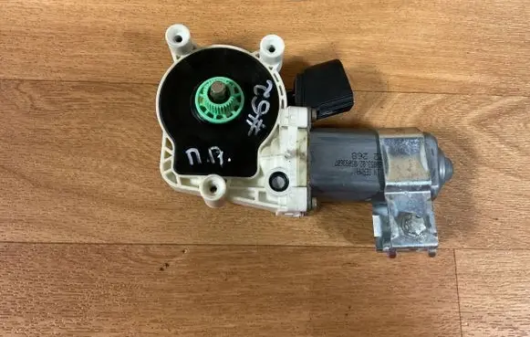 BMW 5 E60 E61 Front door window regulator motor 7075670 64093637