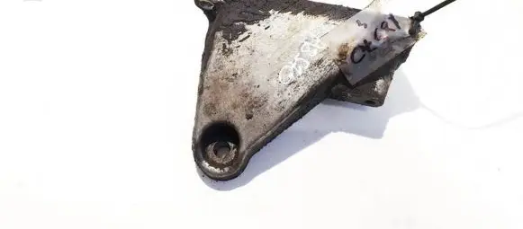 Lexus IS 200-300 Engine mounting bracket
