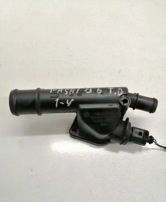 Volkswagen PASSAT B6 Engine coolant pipe/hose 03G121132