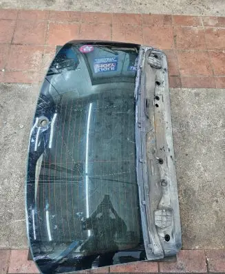 BMW 5 F10 F11 Opening tailgate glass 11071510