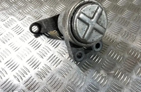 Volvo V70 Engine mount bracket