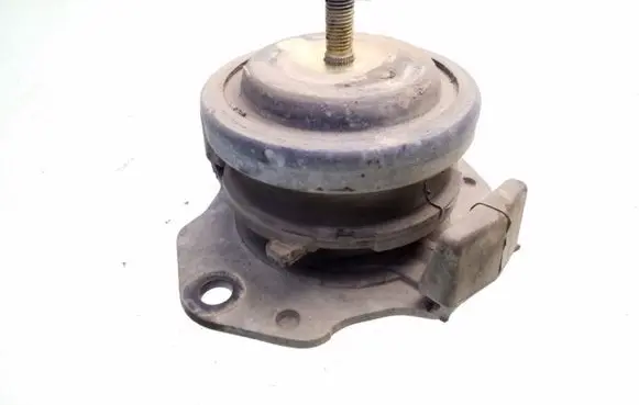 Mitsubishi Pajero Engine mount bracket MR374898
