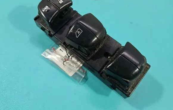 Nissan X-Trail T32 Electric window control switch IMPRK1568816
