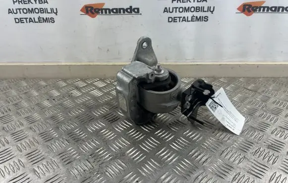 Toyota RAV 4 (XA50) Engine mount bracket