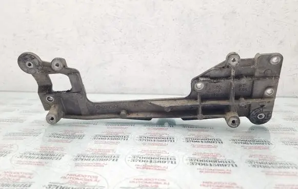 Engine mounting bracket
