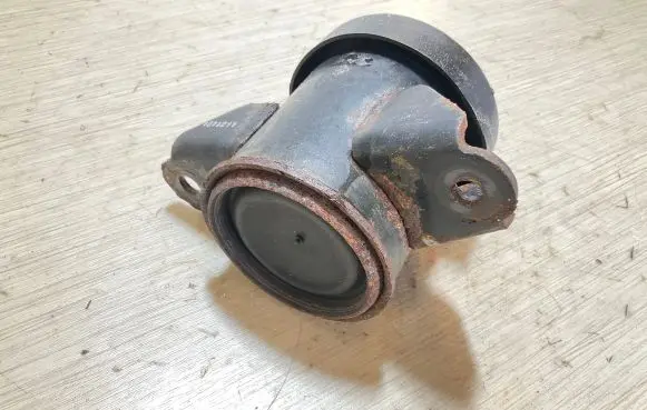 Nissan Leaf II (ZE1) Engine mount bracket