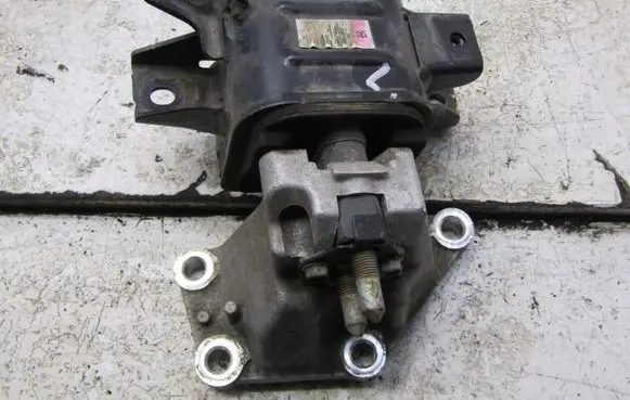 KIA Ceed Gearbox mounting bracket 1111