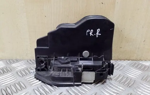 BMW X3 E83 Front door lock 7167072