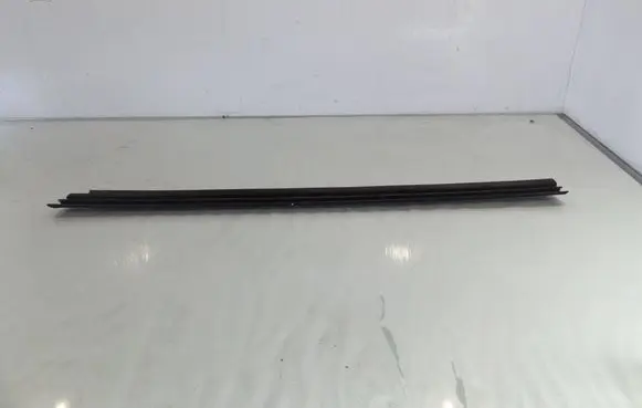 Volkswagen Polo IV 9N3 Front door glass trim molding 6Q4837472B