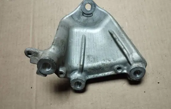 Engine mounting bracket