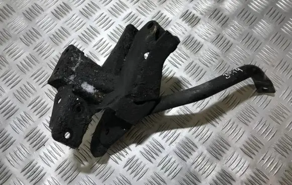 Nissan Almera Tino Engine mounting bracket