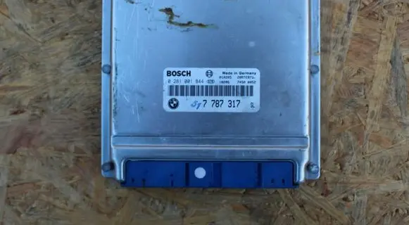 BMW 7 E38 Engine control unit/module 7787317