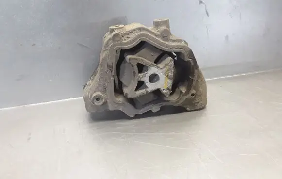 Volvo V60 Engine mount bracket