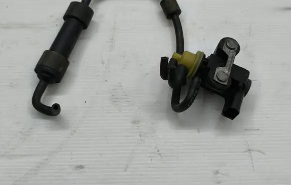 Volkswagen PASSAT B7 Valve vacuum 1K0906627B