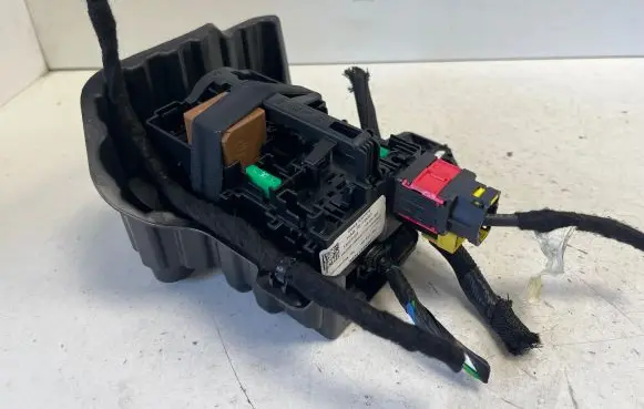 Opel Mokka B Fuse module 9806192580 96C004138002E 0881V0H096