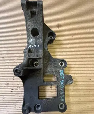 Skoda Octavia Mk2 (1Z) Generator/alternator bracket 06F903143E