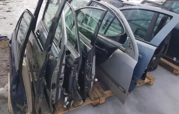 Lexus IS 200-300 Rear door melynos