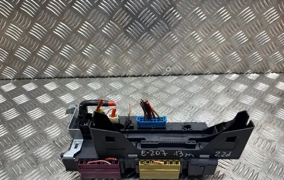 Mercedes-Benz E C207 W207 Fuse module 016706581