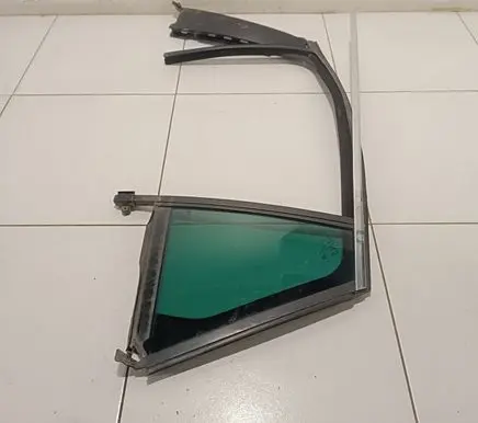 Opel Insignia B Rear vent window glass E000090 DOT747AS3M538 43R000073