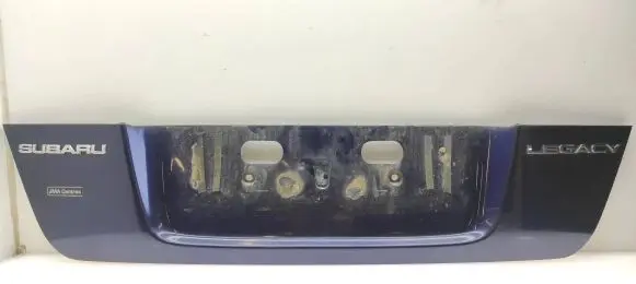 Subaru Legacy Rear light center trim bar blend 