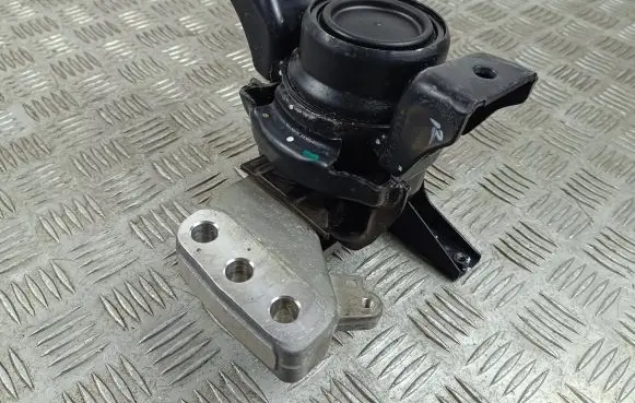 Suzuki SX4 S-Cross Engine mount bracket 220323B