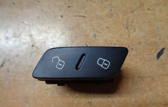 Volkswagen PASSAT B7 Central locking switch button 3AA962126